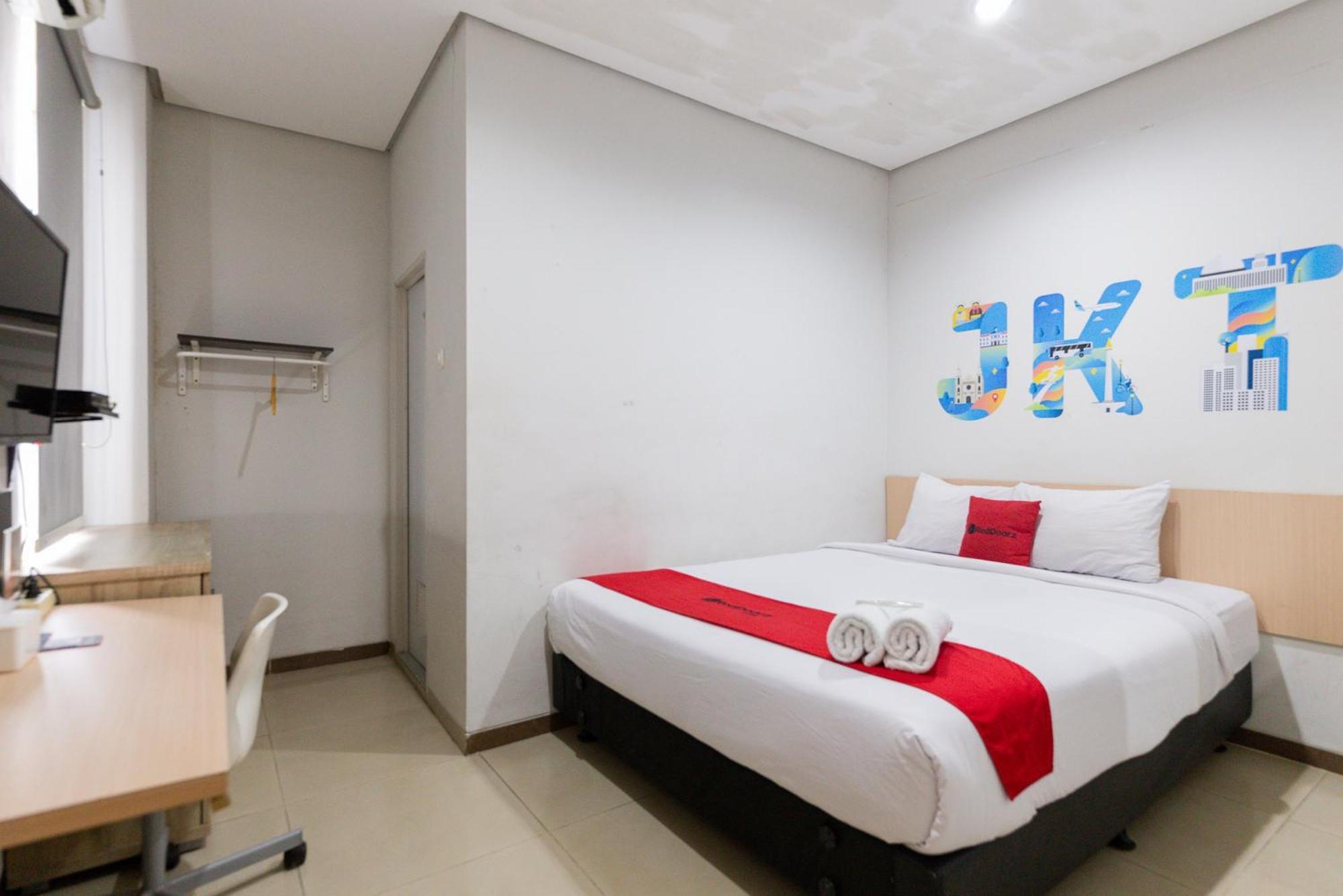 Reddoorz Plus Syariah Near Mall Pondok Indah Jakarta Exterior photo