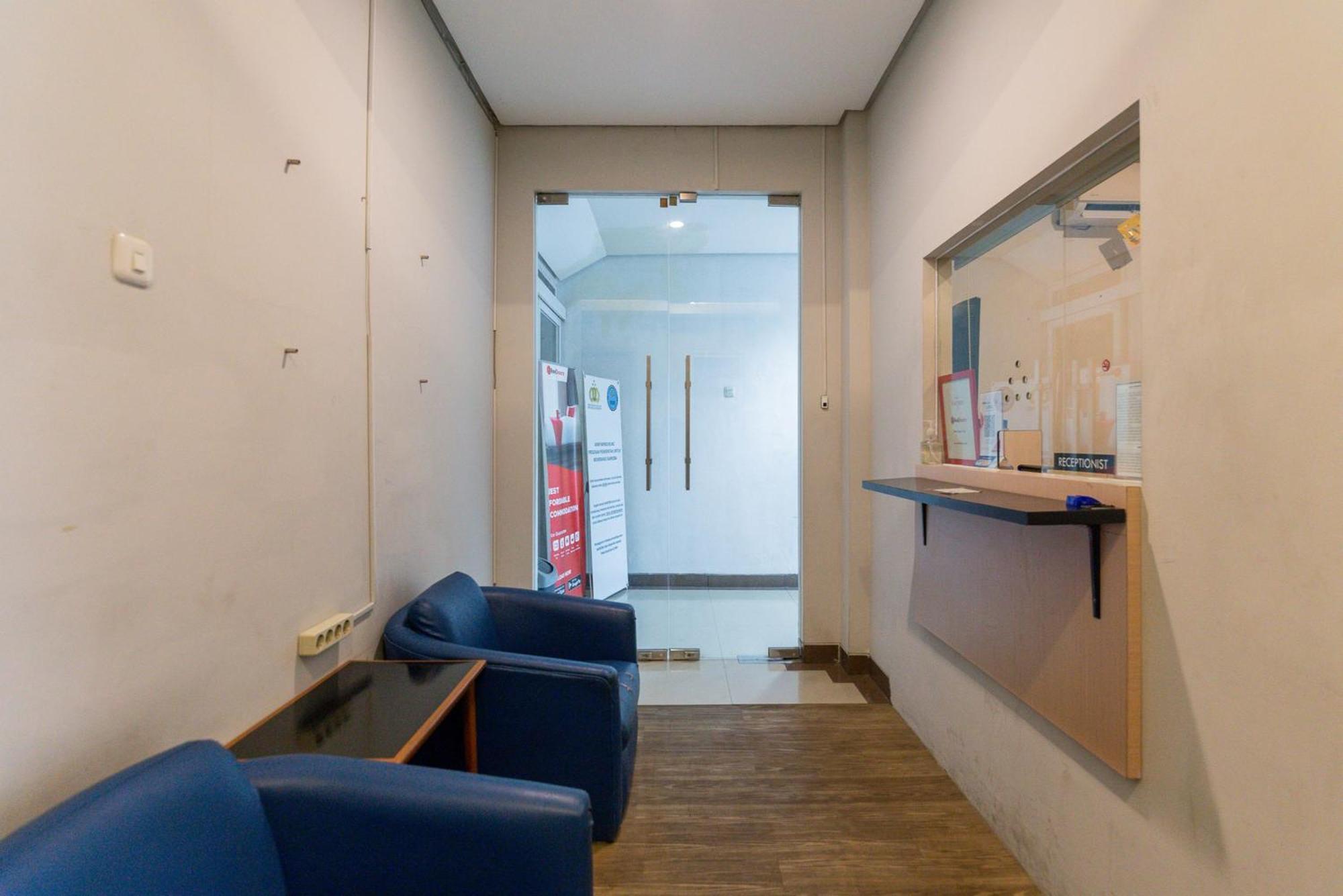 Reddoorz Plus Syariah Near Mall Pondok Indah Jakarta Exterior photo