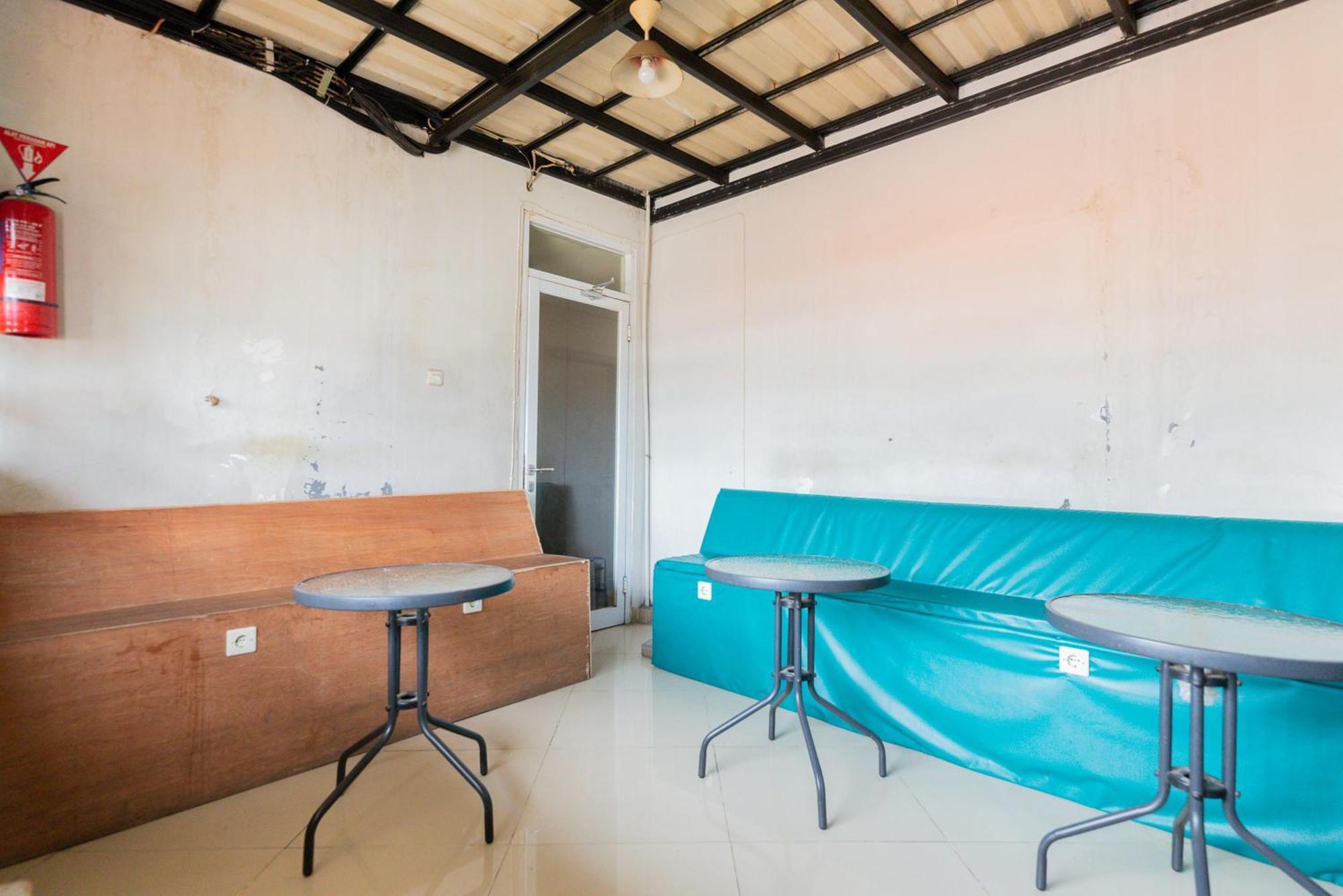 Reddoorz Plus Syariah Near Mall Pondok Indah Jakarta Exterior photo