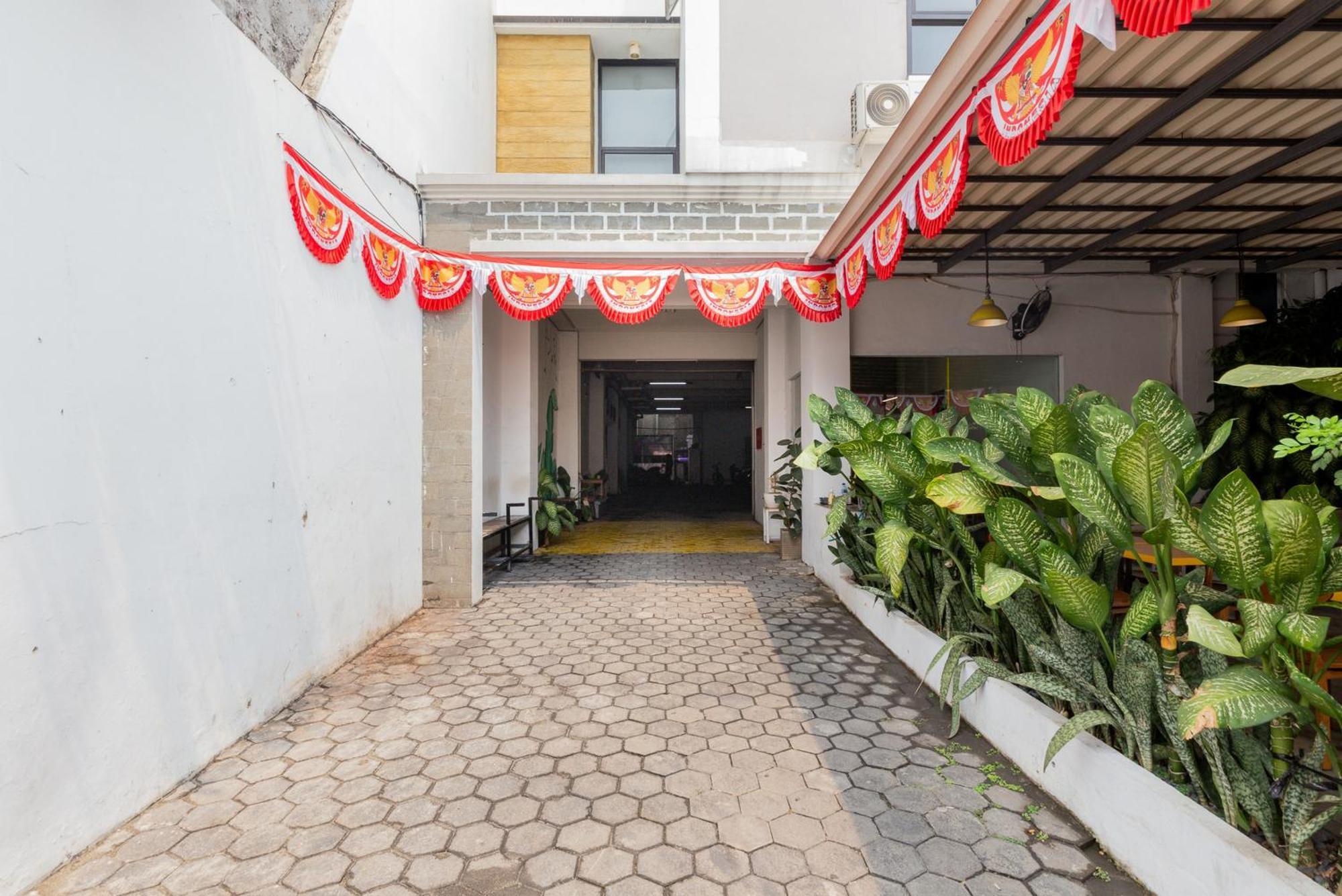 Reddoorz Plus Syariah Near Mall Pondok Indah Jakarta Exterior photo