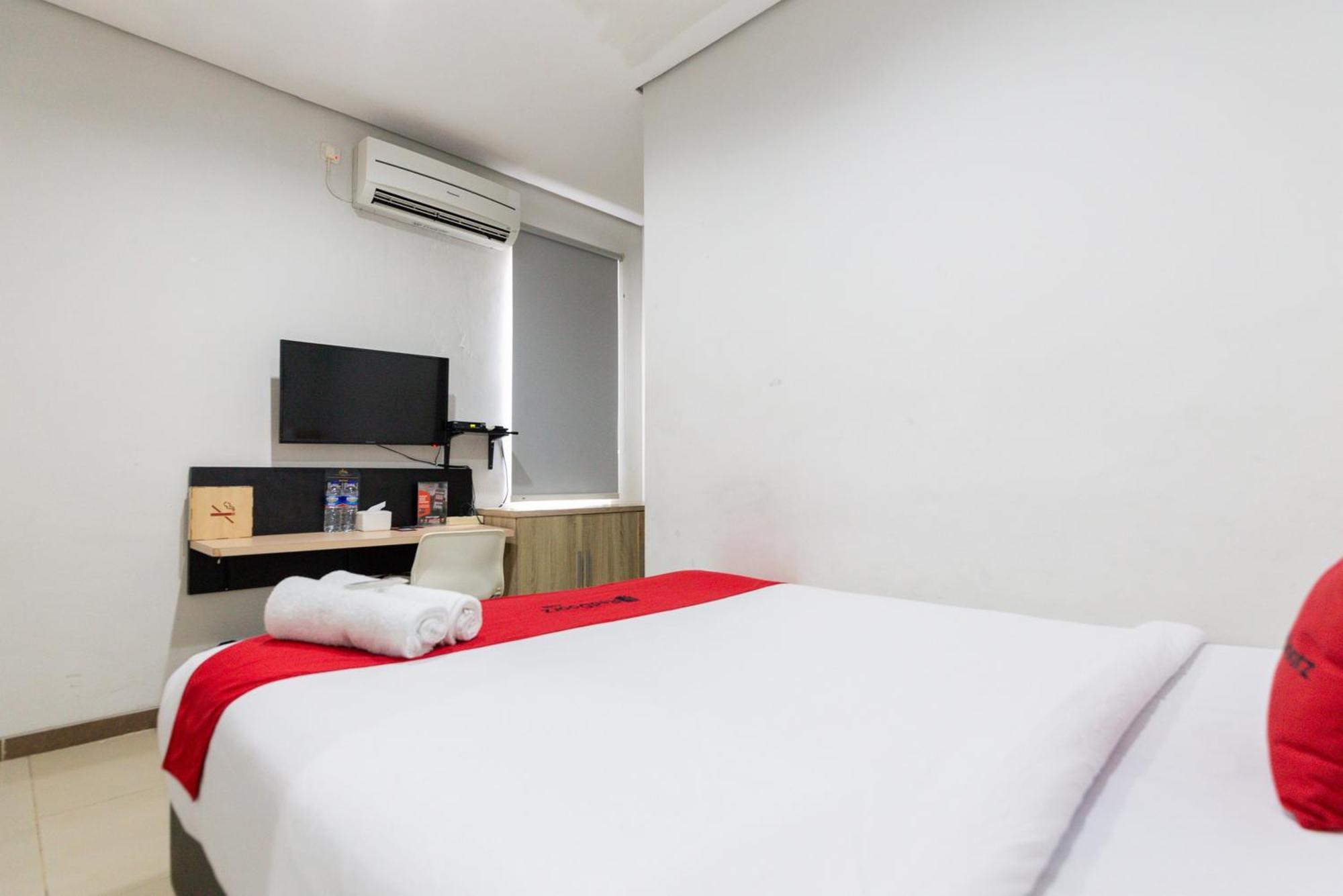 Reddoorz Plus Syariah Near Mall Pondok Indah Jakarta Exterior photo
