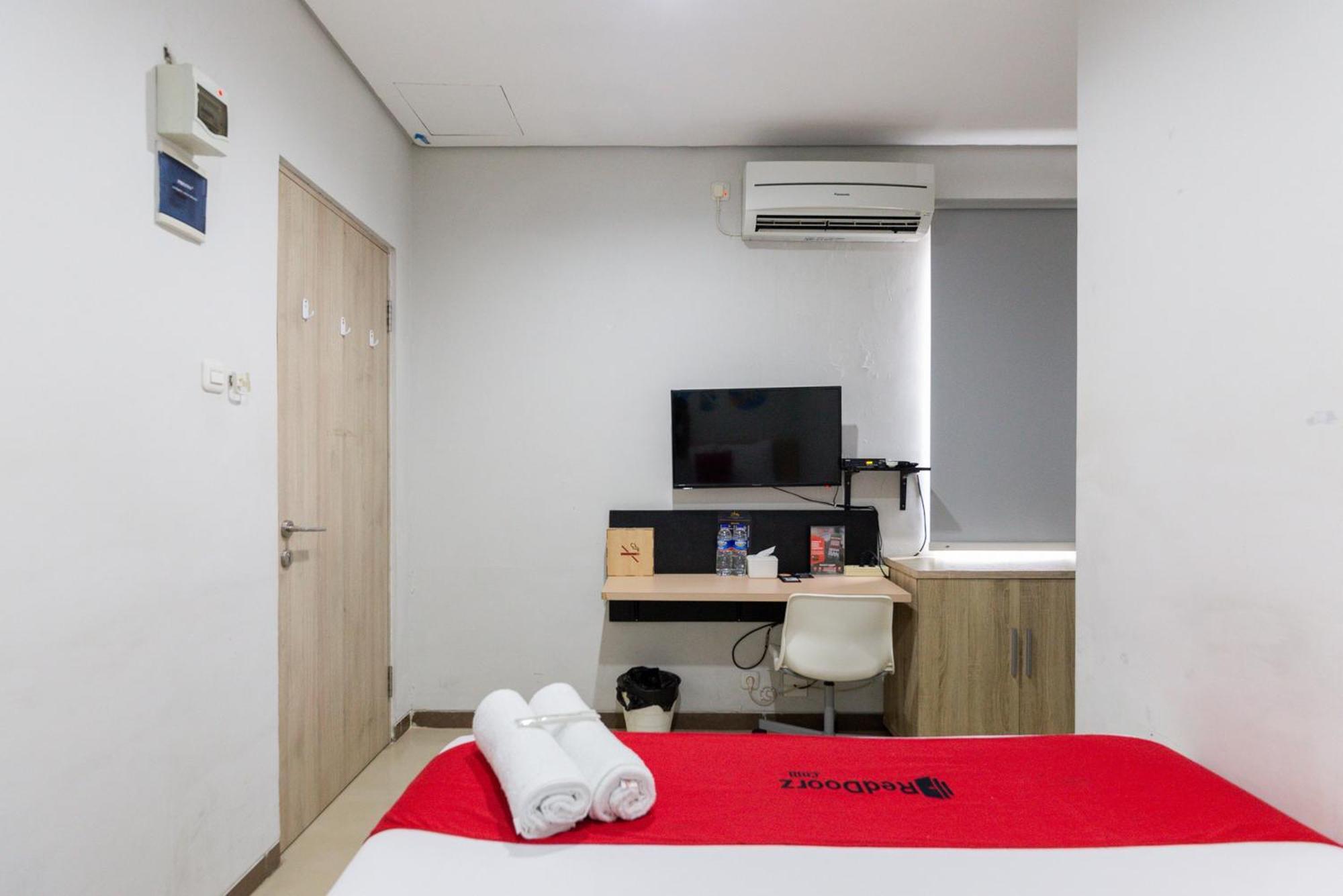Reddoorz Plus Syariah Near Mall Pondok Indah Jakarta Exterior photo