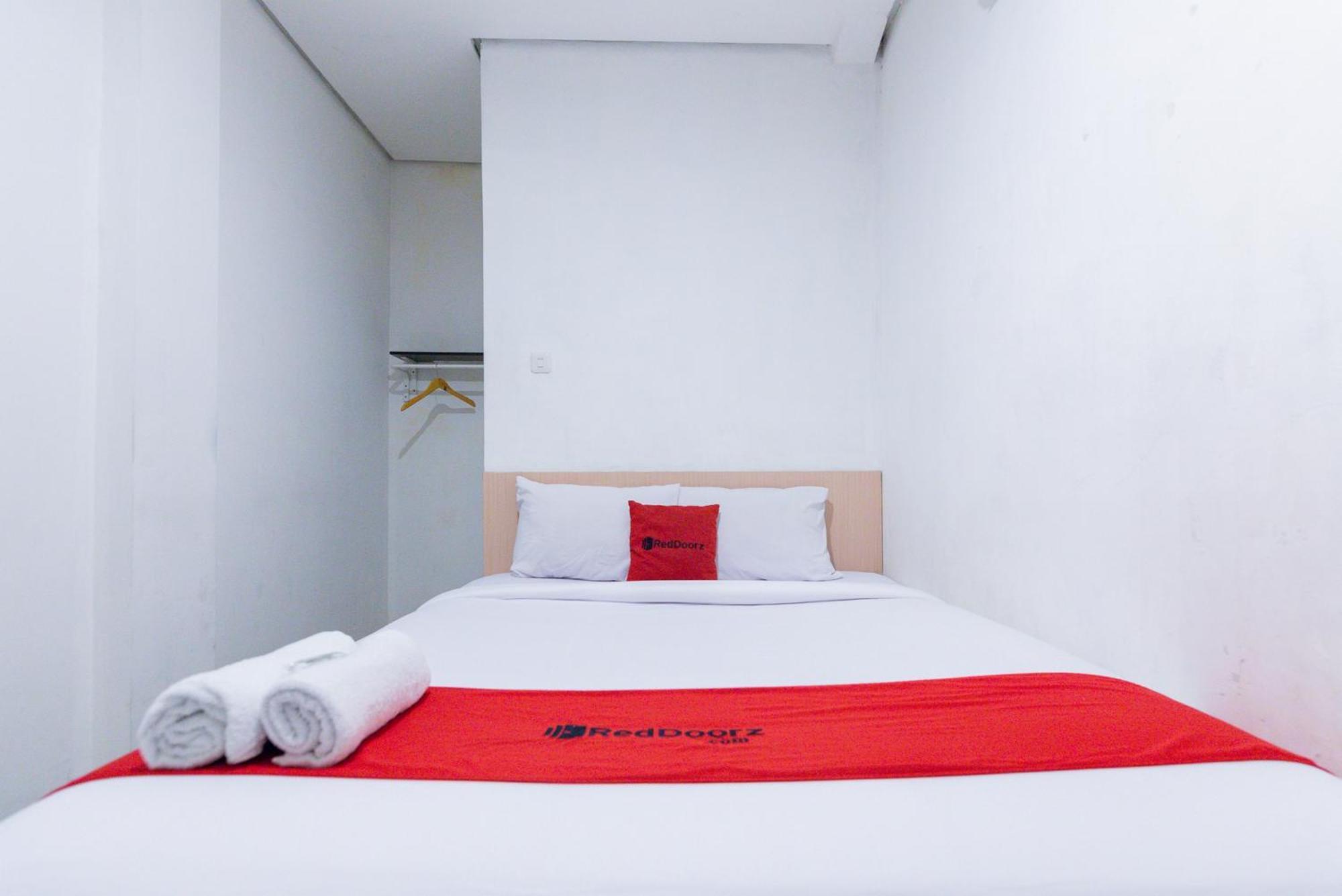 Reddoorz Plus Syariah Near Mall Pondok Indah Jakarta Exterior photo