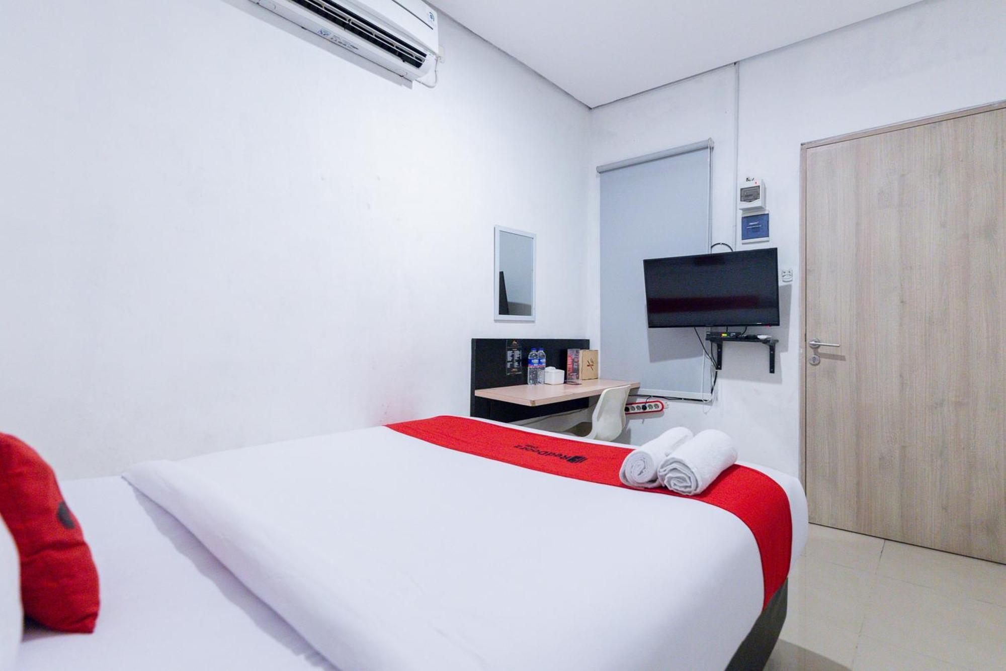 Reddoorz Plus Syariah Near Mall Pondok Indah Jakarta Exterior photo