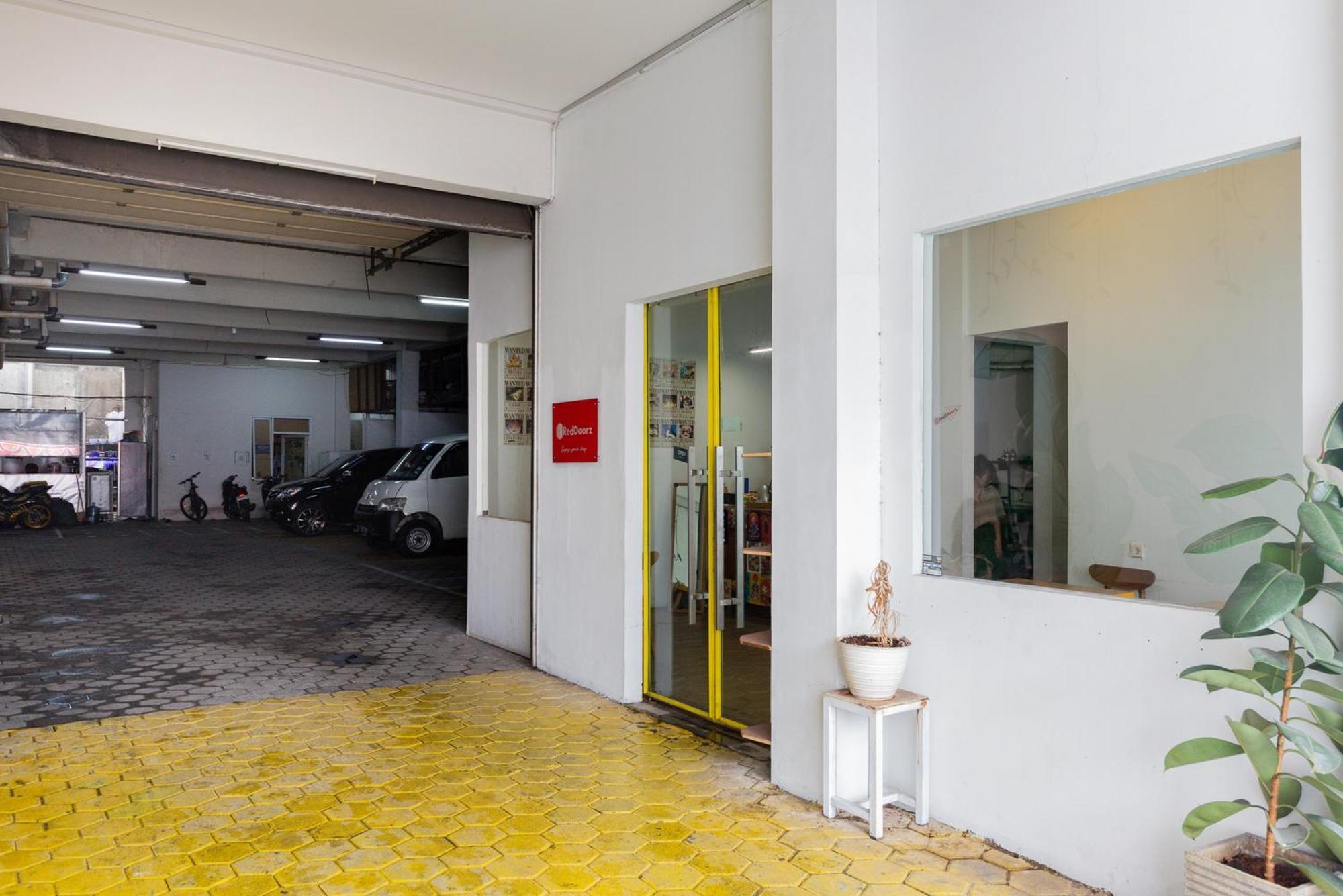 Reddoorz Plus Syariah Near Mall Pondok Indah Jakarta Exterior photo