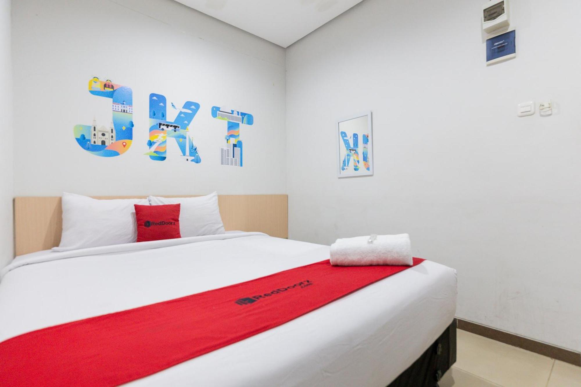 Reddoorz Plus Syariah Near Mall Pondok Indah Jakarta Exterior photo