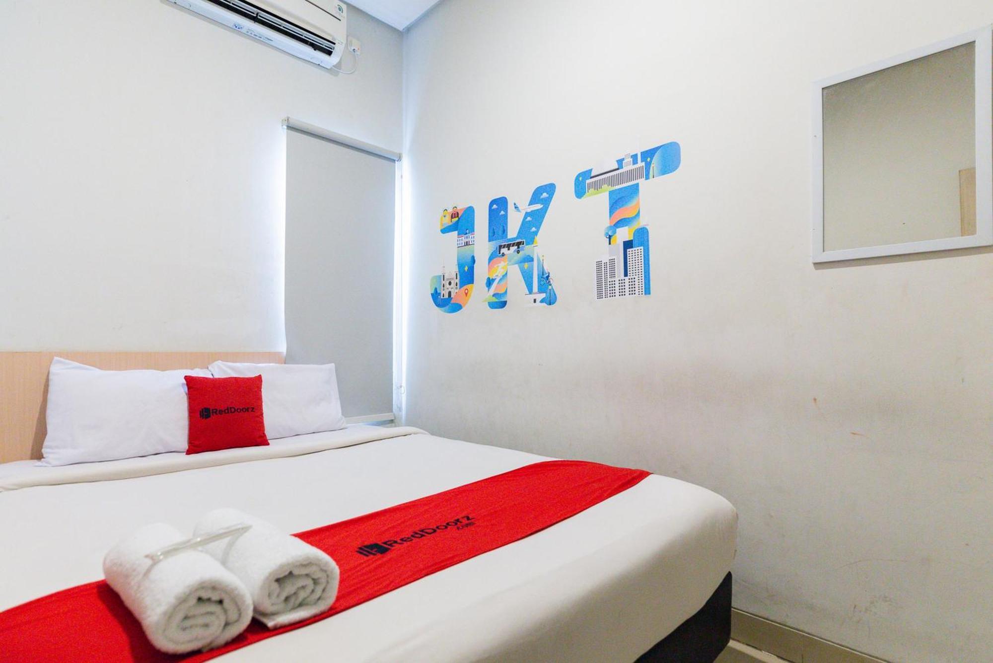 Reddoorz Plus Syariah Near Mall Pondok Indah Jakarta Exterior photo