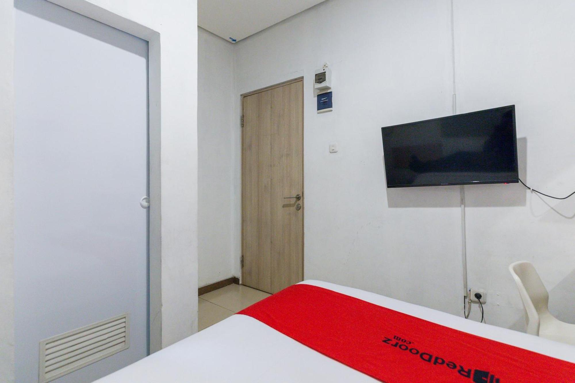 Reddoorz Plus Syariah Near Mall Pondok Indah Jakarta Exterior photo