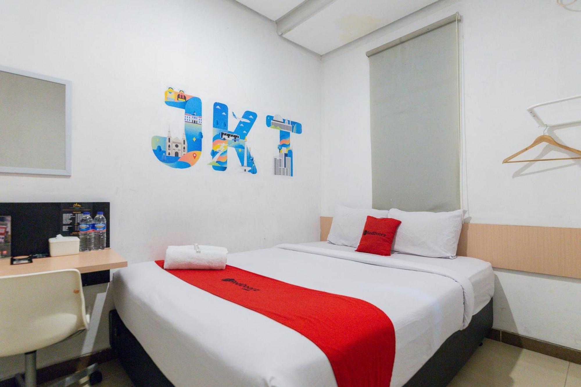 Reddoorz Plus Syariah Near Mall Pondok Indah Jakarta Exterior photo