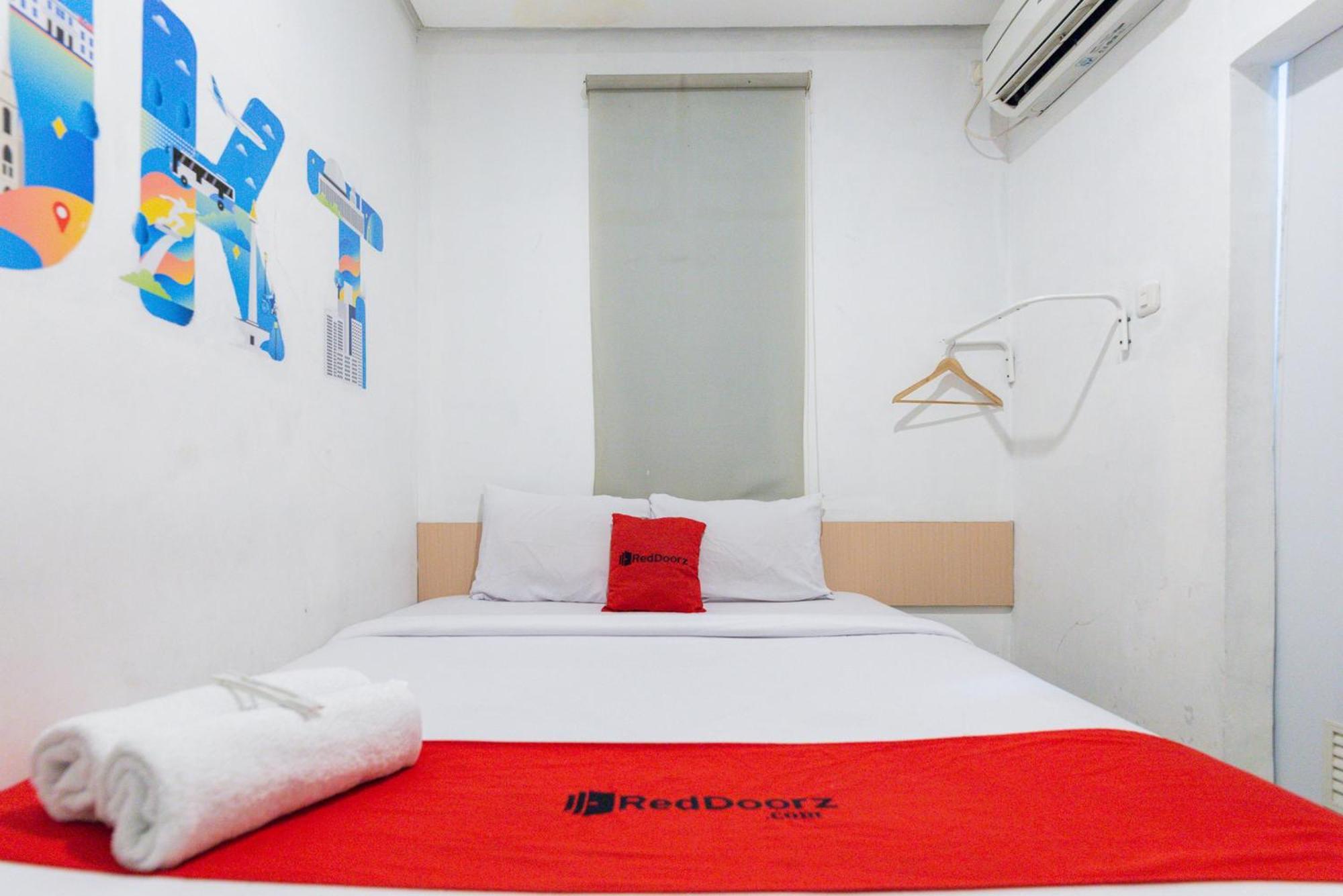 Reddoorz Plus Syariah Near Mall Pondok Indah Jakarta Exterior photo