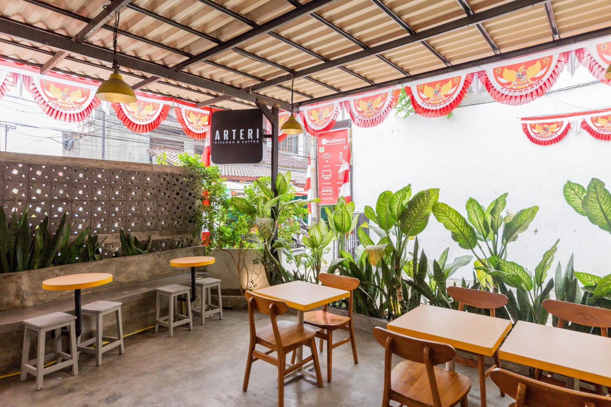 Reddoorz Plus Syariah Near Mall Pondok Indah Jakarta Exterior photo